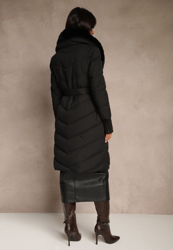 Renee - Czarna Pikowana Kurtka o Eleganckim Kroju z Futerkiem i Wiązanym Paskiem Galinessa. Kolor: czarny. Materiał: futro. Sezon: zima. Styl: elegancki