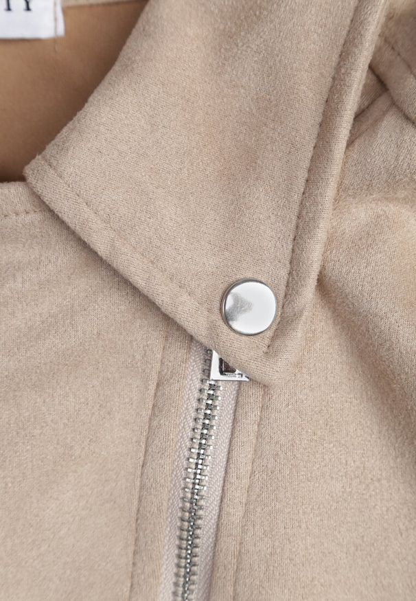 Renee - Jasnobeżowa Asymetryczna Kurtka Ramoneska z Imitacji Zamszu Kmiya. Kolekcja: plus size. Kolor: beżowy. Materiał: zamsz