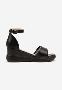 Born2be - Czarne Sandały na Koturnie z Cyrkoniami Tiarelle. Okazja: na co dzień. Zapięcie: sprzączka. Kolor: czarny. Materiał: jeans. Obcas: na koturnie. Styl: wizytowy, elegancki, casual