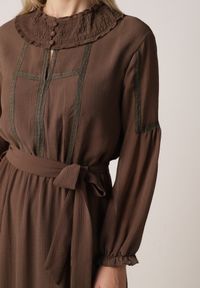 Born2be - Brązowa Rozkloszowana Sukienka Ozdobiona Falbanami Paskiem i Guzikami Nevissia. Okazja: na co dzień. Kolor: brązowy. Materiał: poliester, materiał. Wzór: aplikacja. Styl: casual, elegancki, klasyczny #6