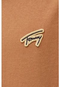 Tommy Jeans t-shirt bawełniany kolor brązowy z aplikacją. Kolor: brązowy. Materiał: bawełna. Długość rękawa: krótki rękaw. Długość: krótkie. Wzór: aplikacja. Styl: klasyczny #3