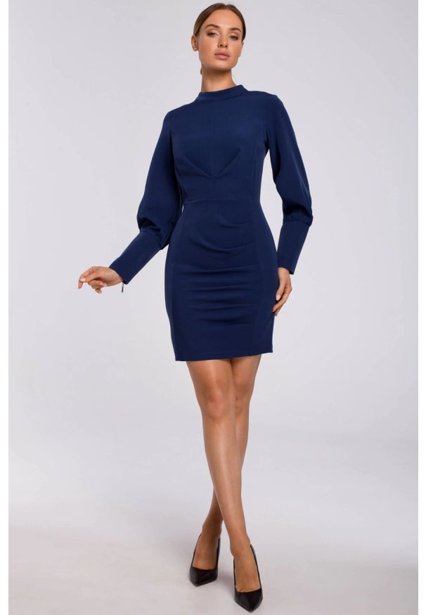 Sukienki.shop - Marszczona sukienka z bufiastymi rękawami granatowa. Okazja: na randkę, na imprezę. Typ kołnierza: kołnierzyk stójkowy. Kolor: niebieski. Materiał: tkanina, elastan. Styl: elegancki, wizytowy. Długość: mini