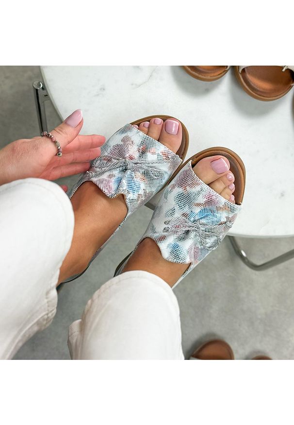 Multi skórzane płaskie sandały damskie Cambell 19388. Okazja: na co dzień. Kolor: wielokolorowy. Materiał: skóra. Sezon: wiosna, lato. Styl: elegancki, klasyczny, casual