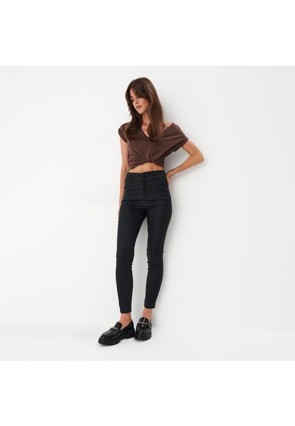 Mohito - Woskowane spodnie skinny - Czarny. Kolor: czarny