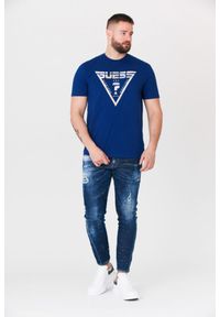 Guess - GUESS Granatowy t-shirt męski z logo w moro. Kolor: niebieski. Wzór: moro