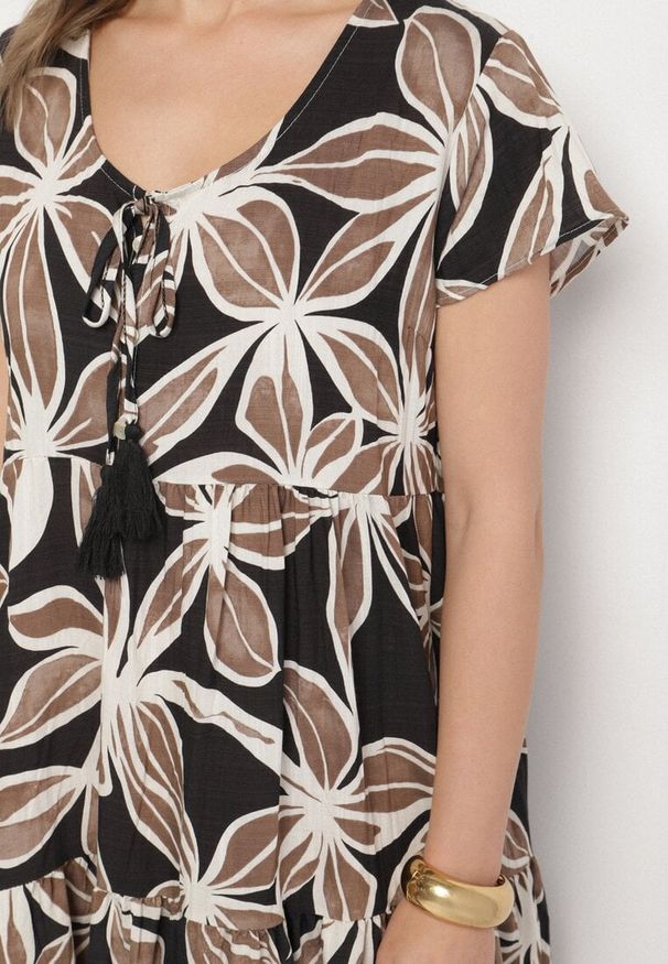 Born2be - Czarna Sukienka z Lnem o Rozkloszowanym Kroju z Wiązaniem z Frędzlami Fevione. Okazja: na co dzień. Typ kołnierza: dekolt w kształcie V. Kolor: czarny. Wzór: kwiaty. Typ sukienki: oversize. Materiał: len. Długość rękawa: krótki rękaw. Sezon: lato. Styl: boho, wizytowy, casual