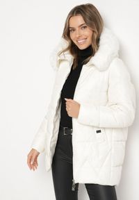 Born2be - Biała Pikowana Kurtka o Pudełkowym Kroju z Kapturem z Futerkiem Rearria. Okazja: na co dzień. Typ kołnierza: kaptur. Kolor: biały. Materiał: futro. Sezon: zima. Styl: casual, klasyczny #6