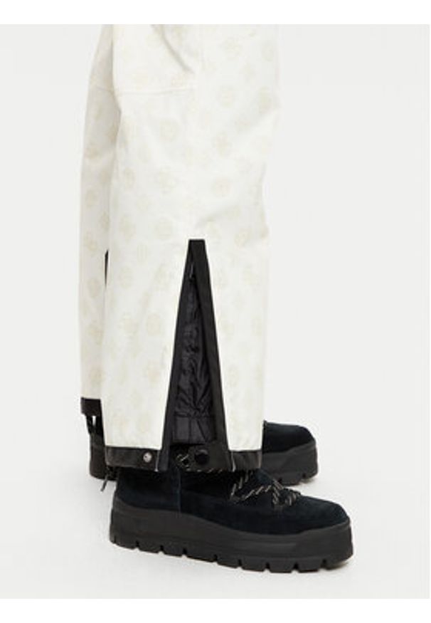 Guess Spodnie narciarskie W4PB60 WH0K0 Écru Regular Fit. Kolor: kremowy. Materiał: syntetyk. Sport: narciarstwo