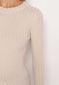Born2be - Beżowy Prążkowany Sweter z Bawełną Mevin. Okazja: na co dzień. Kolor: beżowy. Materiał: bawełna, prążkowany. Styl: casual, elegancki #5
