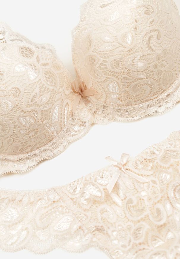 Born2be - Jasnobeżowy Komplet Usztywniany Biustonosz na Ramiączkach z Regulacją na Haftki i Stringi Vimereias. Kolor: beżowy. Materiał: koronka. Wzór: koronka, aplikacja