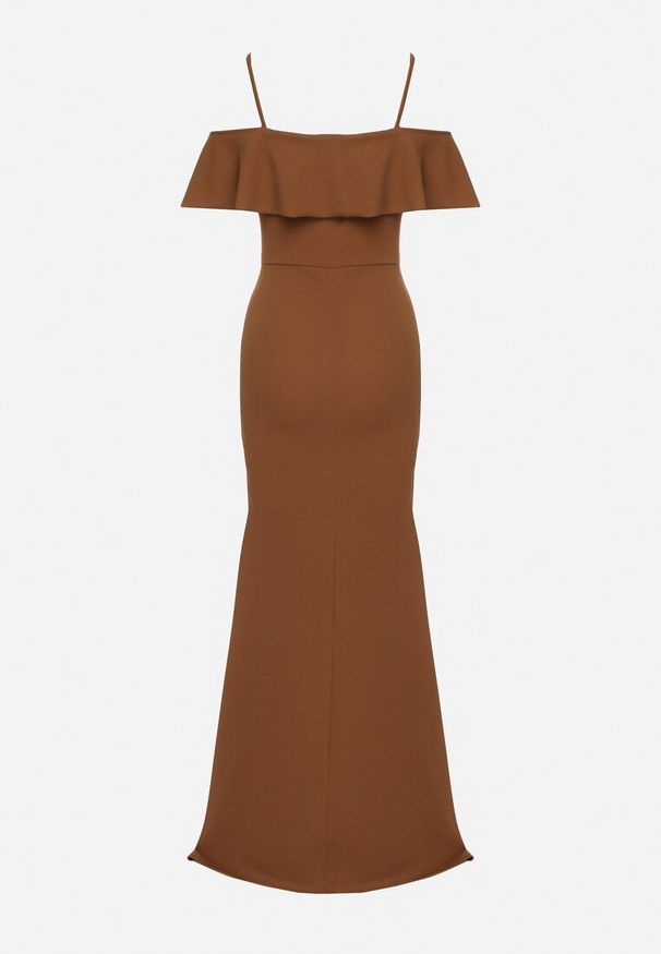 Born2be - Brązowa Sukienka z Odkrytymi Ramionami i Rozcięciem Zdobiona Falbanką Maranitia. Okazja: na imprezę. Kolor: brązowy. Długość rękawa: na ramiączkach. Wzór: aplikacja. Typ sukienki: z odkrytymi ramionami. Styl: elegancki