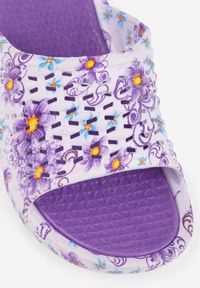 Born2be - Fioletowe Klapki Basenowe w Kwiatowy Wzór z Perforacją Pertumal. Okazja: na co dzień, na spacer. Kolor: fioletowy. Materiał: dzianina, jeans, dresówka. Wzór: kwiaty. Sezon: lato. Styl: wakacyjny, casual, elegancki #5
