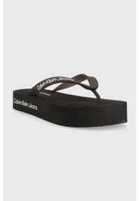 Calvin Klein Jeans japonki BEACH SANDAL FLATFOR damskie kolor czarny na platformie YW0YW01092. Kolor: czarny. Obcas: na platformie #2