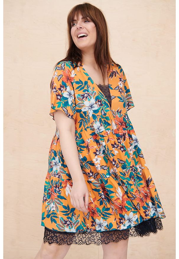 blue shadow - Sukienka Karija Plus Size Orange. Kolekcja: plus size. Materiał: poliester, koronka. Wzór: koronka. Typ sukienki: dla puszystych