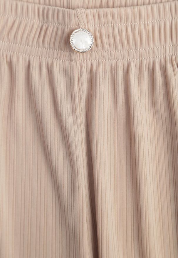 Renee - Beżowe Szerokie Spodnie High Waist z Prążkowanej Tkaniny z Ozdobnym Guzikiem Dalifa. Stan: podwyższony. Kolekcja: plus size. Kolor: beżowy. Materiał: tkanina, prążkowany. Długość: krótkie. Styl: glamour
