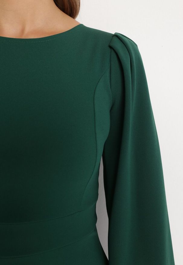 Born2be - Zielona Rozkloszowana Midi Sukienka z Eleganckimi Luźnymi Rękawami Samriddhi. Okazja: do pracy. Kolor: zielony. Typ sukienki: rozkloszowane. Styl: elegancki. Długość: midi