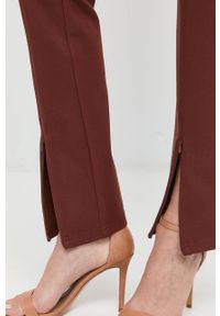 IVY & OAK - Ivy Oak Spodnie damskie kolor bordowy proste high waist. Okazja: na co dzień. Stan: podwyższony. Kolor: czerwony. Materiał: materiał. Styl: casual #4