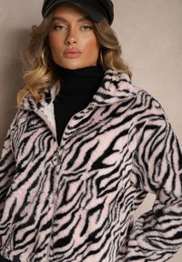 Renee - Jasnoróżowa Kurtka Futerko w Zebrowy Print ze Ściągaczem i Kieszeniami Felremi. Kolor: różowy. Materiał: futro. Wzór: nadruk