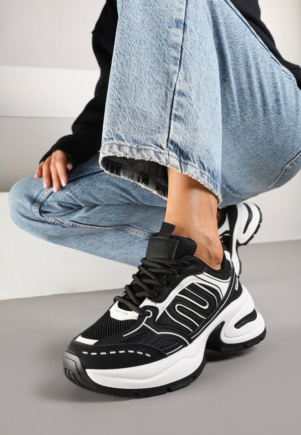 Born2be - Czarne Sneakersy na Grubej Tłoczonej Podeszwie z Geometrycznym Wzorem Ariviel. Okazja: na co dzień. Zapięcie: sznurówki. Kolor: czarny. Materiał: jeans. Wzór: geometria