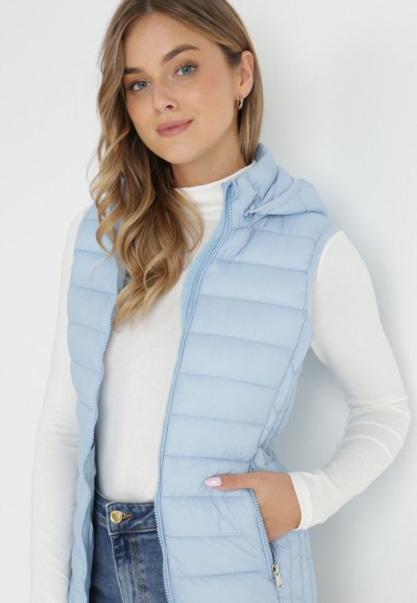 Born2be - Jasnoniebieska Kamizelka Pikowana Juana. Kolor: niebieski. Wzór: aplikacja. Styl: elegancki