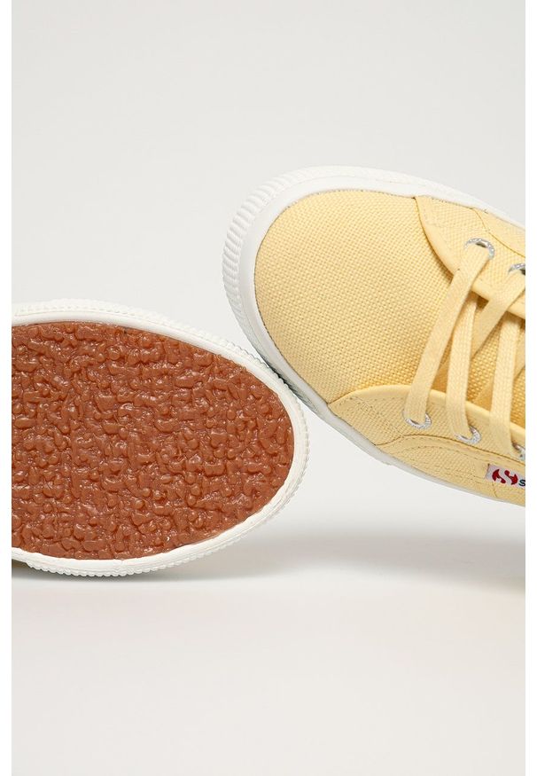 Superga Tenisówki damskie kolor żółty. Zapięcie: sznurówki. Kolor: żółty. Materiał: guma. Obcas: na platformie