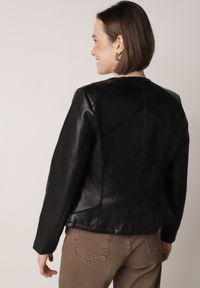 Born2be - Czarna Kurtka Ramoneska Taliowana bez Kołnierzyka w Motocyklowym Stylu Nelaswenna. Okazja: na co dzień. Typ kołnierza: bez kołnierzyka. Kolor: czarny. Materiał: poliester, jeans. Wzór: gładki. Styl: casual, elegancki #6