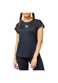 Koszulka New Balance WT23277BK - czarna. Kolor: czarny. Materiał: wiskoza, bawełna, materiał, poliester. Długość rękawa: krótki rękaw. Długość: krótkie. Wzór: aplikacja