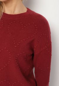 Born2be - Bordowy Sweter Ozdobiony Motywem Serc Unisae. Okazja: na co dzień. Kolor: czerwony. Materiał: jeans. Wzór: aplikacja. Styl: casual #6