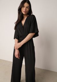 Born2be - Czarny Elegancki Kombinezon Nietoperzowy z Wiskozą z Marszczeniem w Talii Wentina. Kolor: czarny. Materiał: wiskoza. Styl: elegancki #6