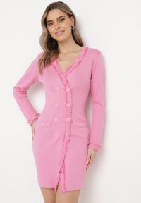 Born2be - Fuksjowa Sukienka Sweterkowa Dwurzędowa z Guzikami i Ozdobnymi Frędzlami Vluona. Kolor: różowy. Materiał: materiał #1