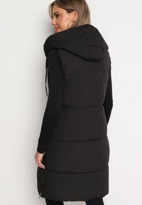 Born2be - Czarna Pikowana Kamizelka z Kapturem Wykończona Napami Prineria. Okazja: na co dzień. Typ kołnierza: kaptur. Kolor: czarny. Materiał: jeans. Styl: casual, elegancki #5