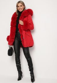Born2be - Czerwona Kurtka Parka z Kapturem i Wstawkami z Futerka Caranze. Okazja: na co dzień. Typ kołnierza: kaptur. Kolor: czerwony. Materiał: futro. Sezon: zima, jesień. Styl: casual #8
