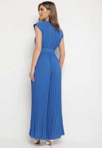 Born2be - Niebieski Kombinezon o Kopertowym Kroju z Plisami i Paskiem w Talii Salivania. Okazja: na co dzień. Kolor: niebieski. Styl: elegancki, casual #6
