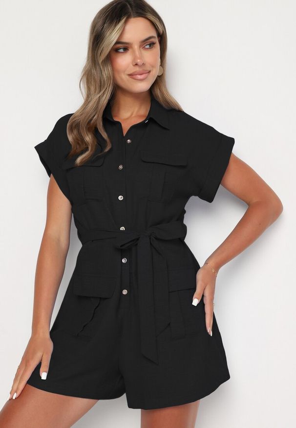 Born2be - Czarny Krótki Kombinezon z Zapinany na Guziki z Wiązaniem w Talii Senadea. Kolor: czarny. Długość rękawa: krótki rękaw. Długość: krótkie