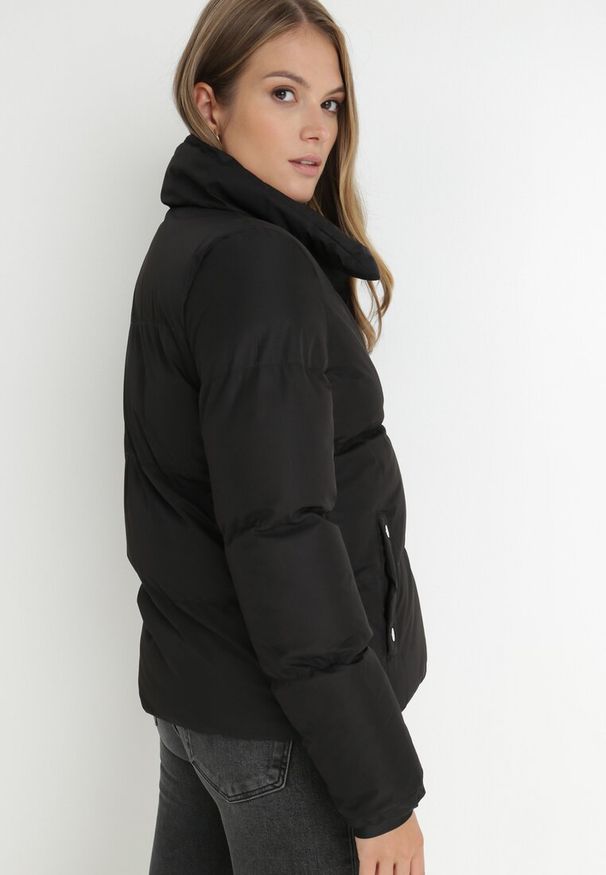 Born2be - Czarna Kurtka Pikowana ze Stójką Astasia. Typ kołnierza: kołnierzyk stójkowy. Kolor: czarny. Wzór: jednolity. Sezon: zima, jesień. Styl: elegancki