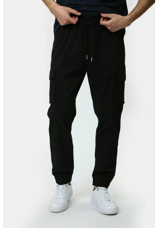 Męskie Spodnie Materiałowe Mustang Style Paris Jogger Cargo Black Beauty 1015896 4185. Materiał: materiał