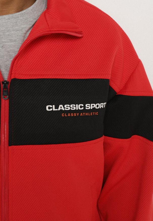 Born2be - Czerwona Kurtka z Geometrycznym Pasem i Napisem Fonalena. Okazja: na co dzień. Kolor: czerwony. Materiał: jeans. Wzór: geometria, napisy. Styl: casual, klasyczny