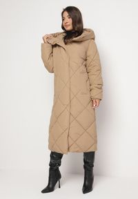 Born2be - Ciemnobeżowa Kurtka Płaszcz z Geometrycznym Pikowaniem Johnatta. Kolor: beżowy. Wzór: geometria #2