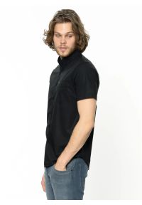 Lee - LEE SS BUTTON DOWN MĘSKA KOSZULA KRÓTKI RĘKAW BLACK L886OA01. Typ kołnierza: button down. Długość rękawa: krótki rękaw. Długość: krótkie