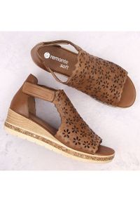 Skórzane komfortowe sandały damskie na koturnie zabudowane brązowe Remonte D3056-24. Kolor: brązowy. Materiał: materiał, skóra ekologiczna. Obcas: na koturnie #9