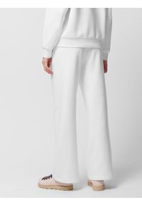outhorn - Spodnie dresowe z szerokimi nogawkami damskie Outhorn - złamana biel. Stan: podwyższony. Kolor: biały. Materiał: dresówka