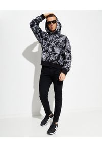 Versace Jeans Couture - VERSACE JEANS COUTURE - Bluza z nadrukiem. Typ kołnierza: kaptur. Kolor: czarny. Materiał: bawełna. Długość rękawa: długi rękaw. Długość: długie. Wzór: nadruk #4
