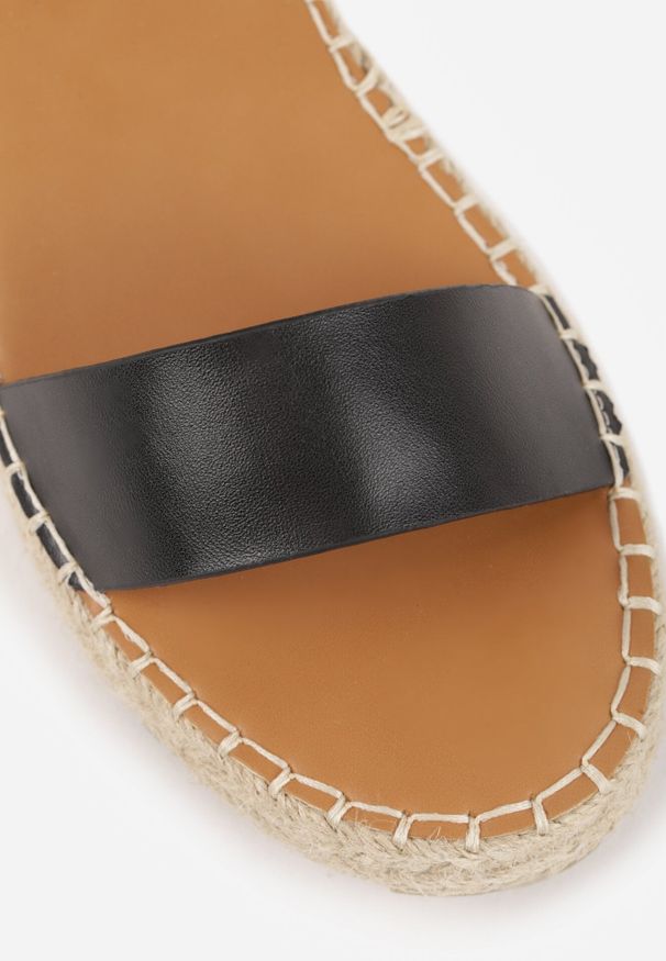 Born2be - Czarne Sandały VICES na Niskim Koturnie z Plecionki z Paskiem Wokół Kostki Tetea. Okazja: na co dzień. Zapięcie: pasek. Kolor: czarny. Materiał: len. Sezon: lato. Obcas: na koturnie. Styl: casual, klasyczny