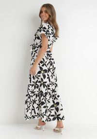 Born2be - Biała Sukienka Marrie. Kolor: biały. Materiał: materiał. Długość rękawa: krótki rękaw. Wzór: kwiaty. Sezon: lato. Typ sukienki: kopertowe. Długość: maxi #6