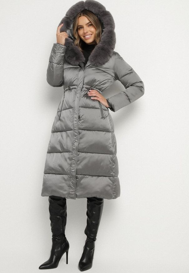 Born2be - Szara Długa Kurtka Puchowa z Pikowanymi Przeszyciami i Kapturem z Futrem Zevea. Okazja: na spacer, na co dzień. Kolor: szary. Materiał: futro, puch. Długość: długie. Styl: casual, elegancki