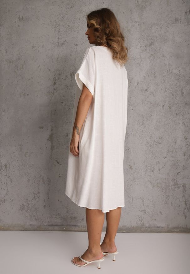 Renee - Biała Sukienka o Pudełkowym Kroju z Lnem i Wiskozą Zdobiona Guzikiem Mezynore. Kolekcja: plus size. Kolor: biały. Materiał: len, wiskoza. Wzór: aplikacja. Typ sukienki: dla puszystych. Styl: wakacyjny, boho