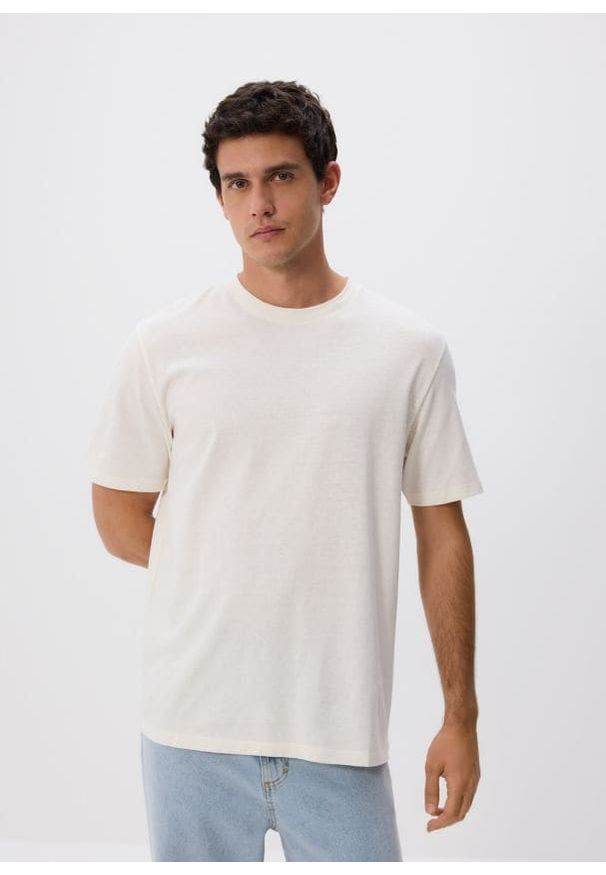 Reserved - T-shirt comfort z dodatkiem lnu - złamana biel. Materiał: len