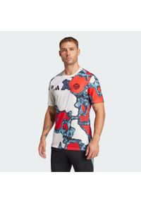 Adidas - Koszulka FC Bayern 24/25 Pre-Match. Kolor: czerwony, niebieski, wielokolorowy. Materiał: materiał. Sport: piłka nożna #1