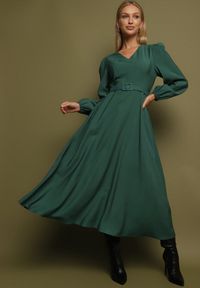Born2be - Zielona Wiskozowa Sukienka o Rozkloszowanym Kroju z Paskiem z Klamerką Arilesse. Okazja: na co dzień. Typ kołnierza: dekolt w kształcie V. Kolor: zielony. Materiał: wiskoza. Długość rękawa: długi rękaw. Styl: elegancki, casual #1