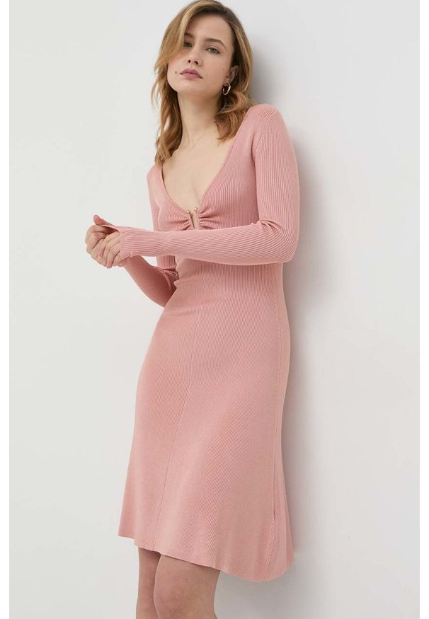 Guess sukienka kolor różowy mini rozkloszowana. Kolor: różowy. Materiał: materiał, dzianina. Długość rękawa: długi rękaw. Długość: mini